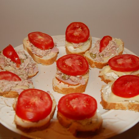Krok 3 - mini-kanapeczki z pasta oliwkowo-chrzanowo-tuńczykową foto