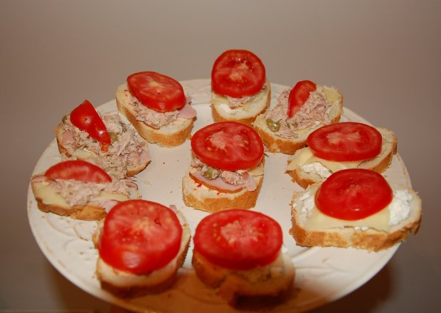 Fotografia przedstawiająca mini-kanapeczki z pasta oliwkowo-chrzanowo-tuńczykową