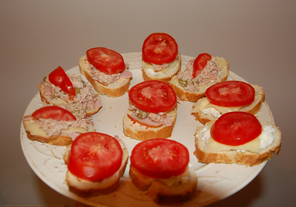 mini-kanapeczki z pasta oliwkowo-chrzanowo-tuńczykową foto