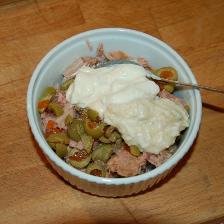 Krok 2 - mini-kanapeczki z pasta oliwkowo-chrzanowo-tuńczykową foto