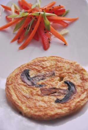 Fotografia przedstawiająca Minimalistyczny omlet z pieczarką z chrupiącą surówką