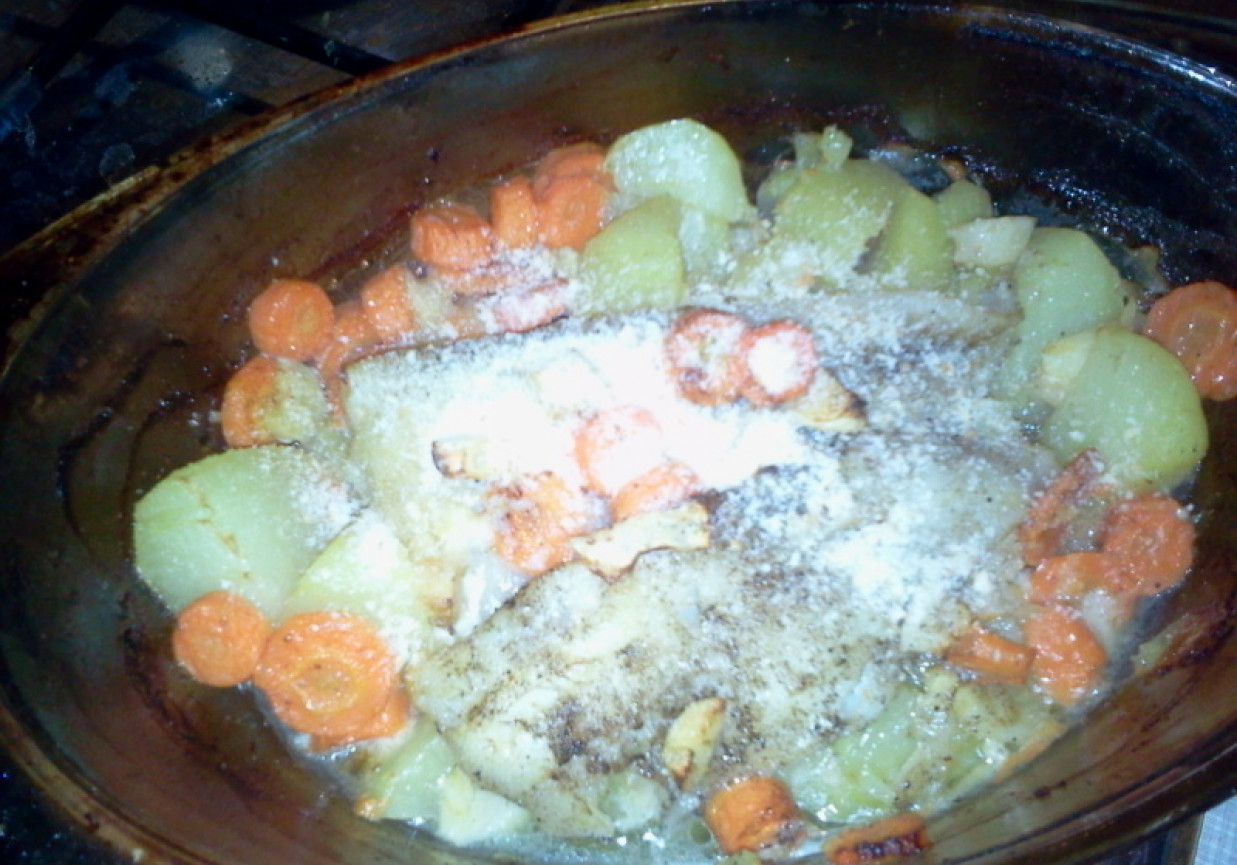 Mintaj pieczony w warzywach z sosem śmietanowym foto