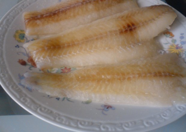 Fotografia przedstawiająca Mintaj w panierce z zimniakami lub frytkami