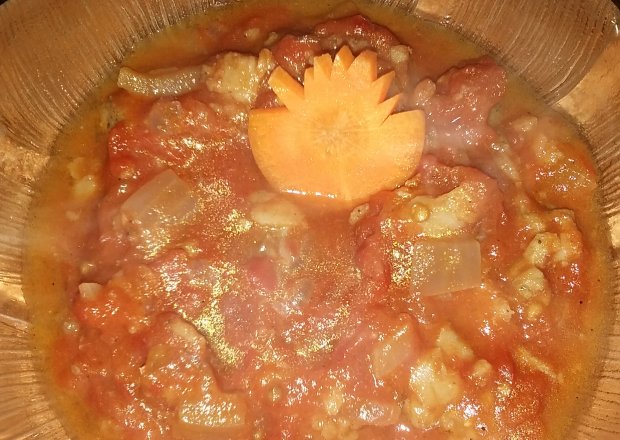 Fotografia przedstawiająca Mintaj z cebulą w sosie pomidorowym