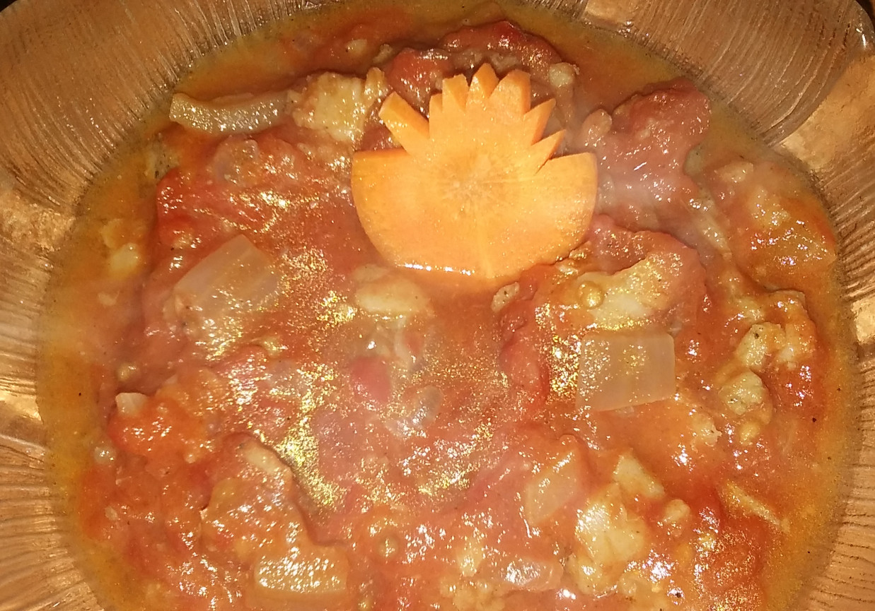 Mintaj z cebulą w sosie pomidorowym foto