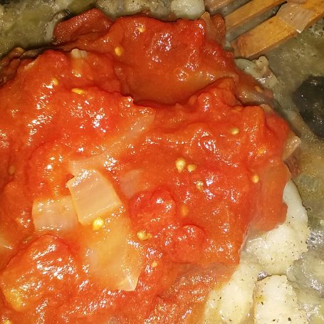 Krok 4 - Mintaj z cebulą w sosie pomidorowym foto