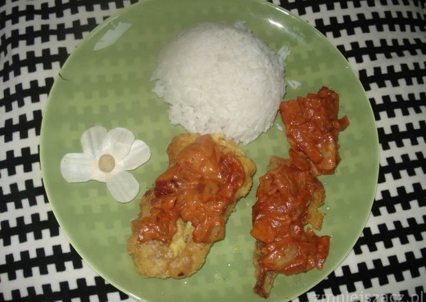 Fotografia przedstawiająca Mintaj z sosem pomidorowym i cebulą