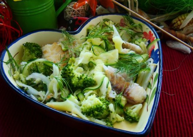 Fotografia przedstawiająca Mintaj z zielonymi warzywami
