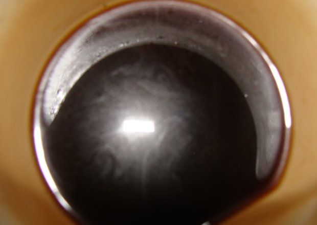 Fotografia przedstawiająca miodowa kawa z ogniem
