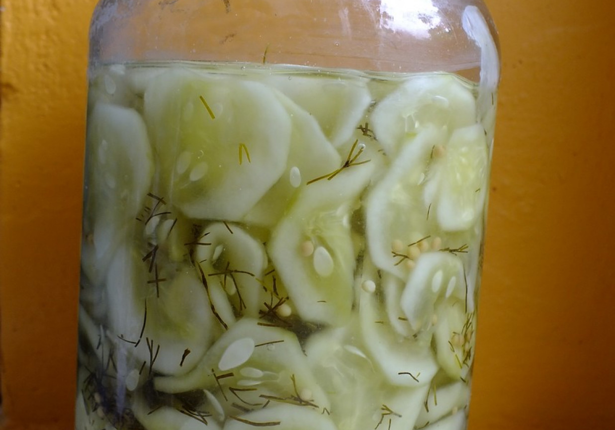 Miodowa sałatka z ogórków na zimę foto