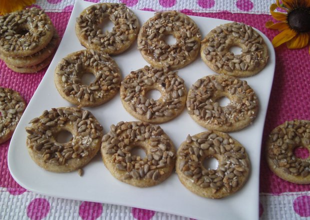 Fotografia przedstawiająca Miodowe ciasteczka z ziarenkami