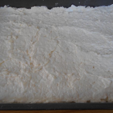 Krok 6 - Miodowe ciasto z marmoladą z mniszka lekarskiego i kokosem foto
