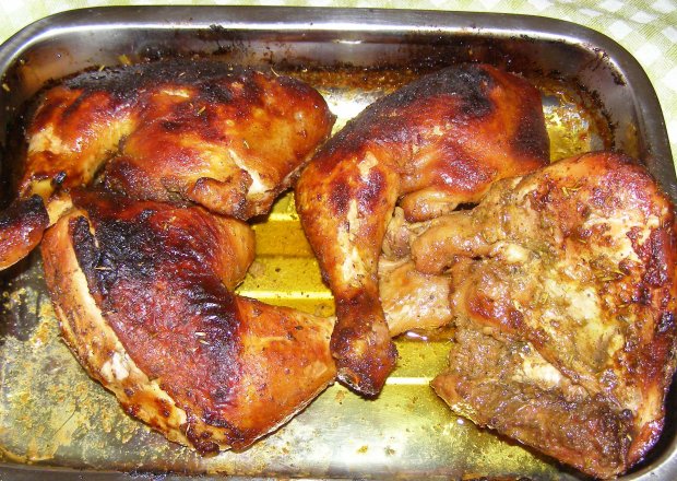 Fotografia przedstawiająca miodowe uda kurczaka z piekarnika...