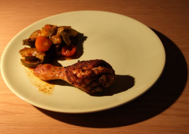 Fotografia przedstawiająca miodowe udka z kurczaka z warzywami