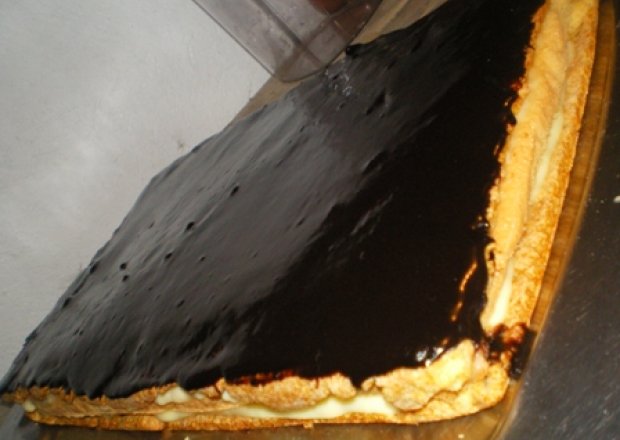 Fotografia przedstawiająca Miodownik z polewą czekoladową