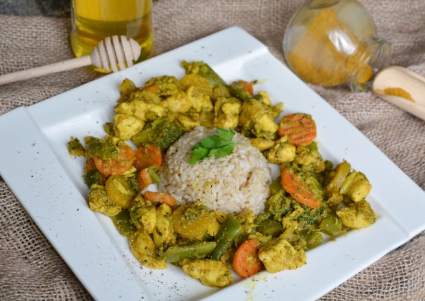 Fotografia przedstawiająca Miodowy indyk z warzywami i nutą curry