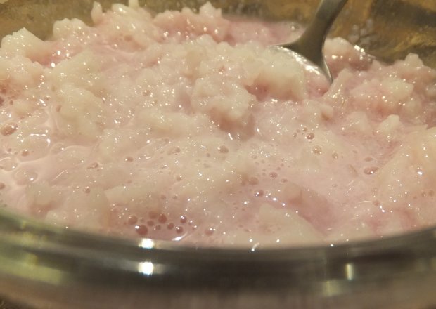 Fotografia przedstawiająca Miodowy ryż na mleku z sosem malinowym