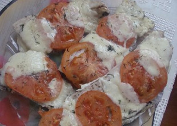 Fotografia przedstawiająca Miruna pieczona z mozzarellą i pomidorami