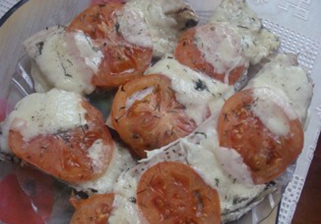 Miruna pieczona z mozzarellą i pomidorami foto