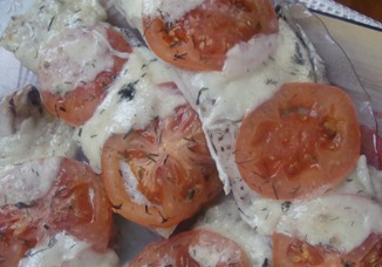 Miruna pieczona z mozzarellą i pomidorami foto