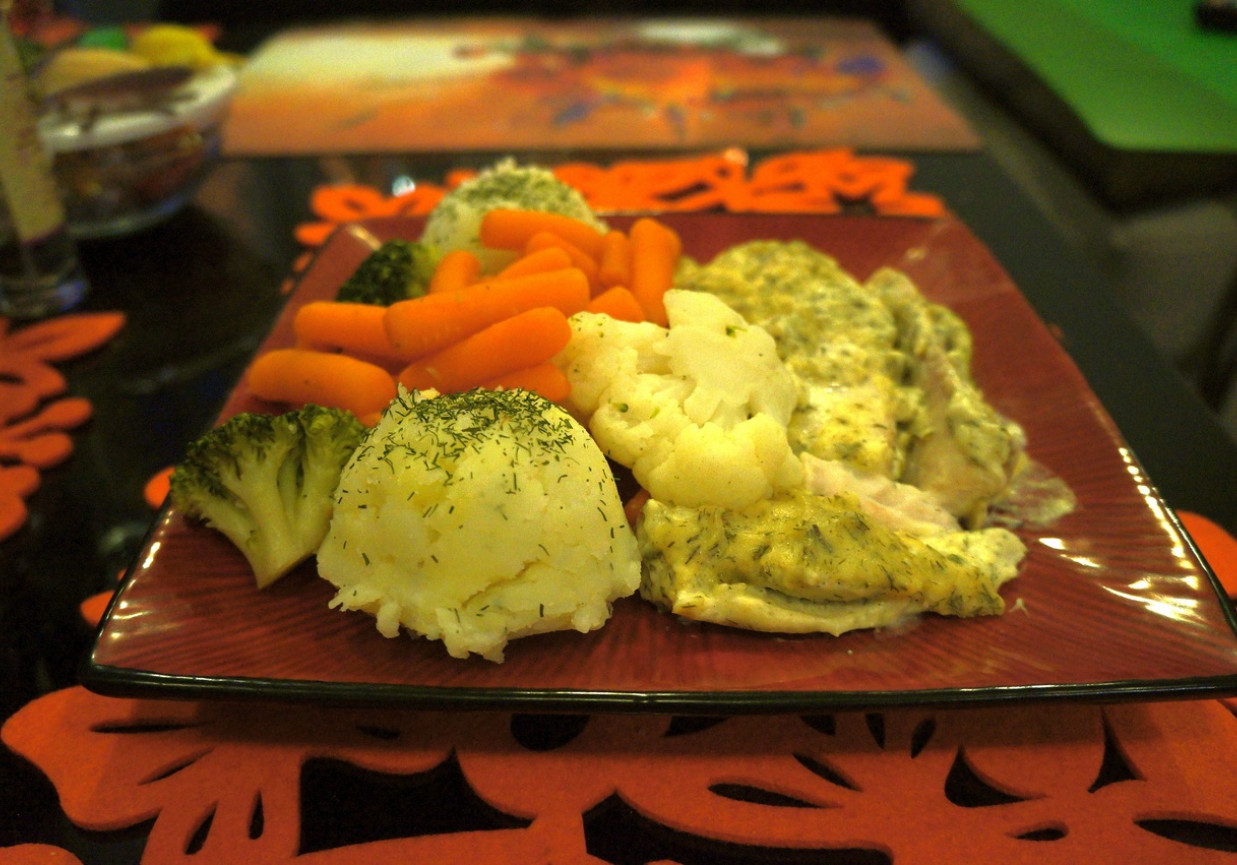 Miruna w sosie koperkowym z warzywami foto