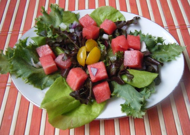 Fotografia przedstawiająca Mix sałat z arbuzem i czerwoną cebulą
