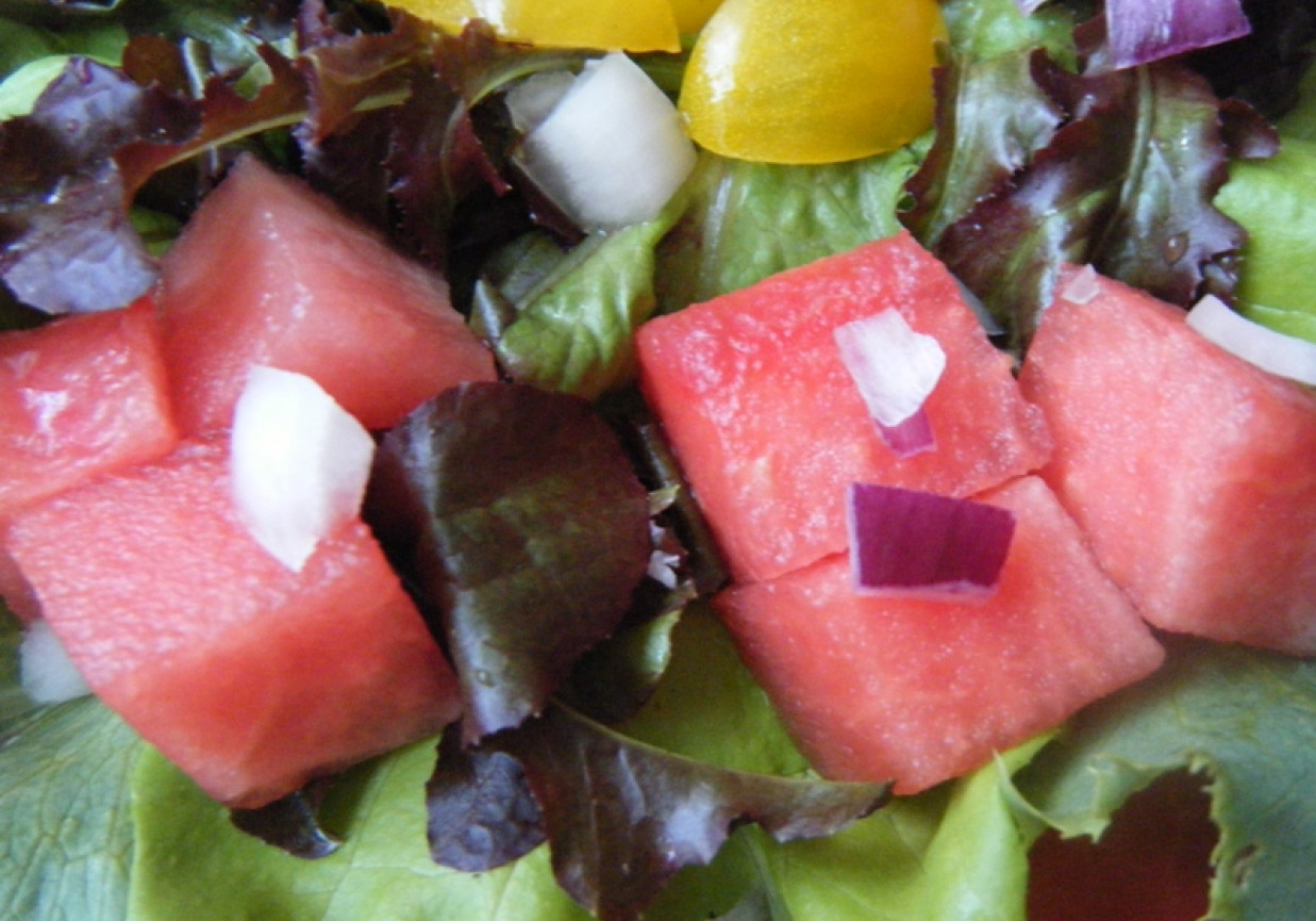 Mix sałat z arbuzem i czerwoną cebulą foto