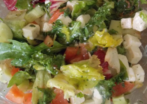 Fotografia przedstawiająca Mix sałat z fetą i warzywami.