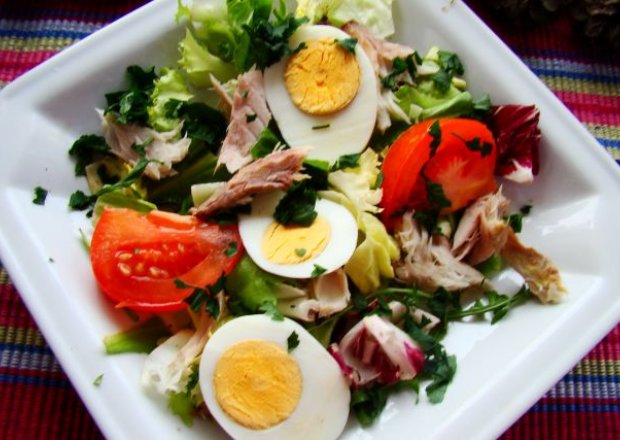 Fotografia przedstawiająca Mix sałat z makrelą i jajkiem