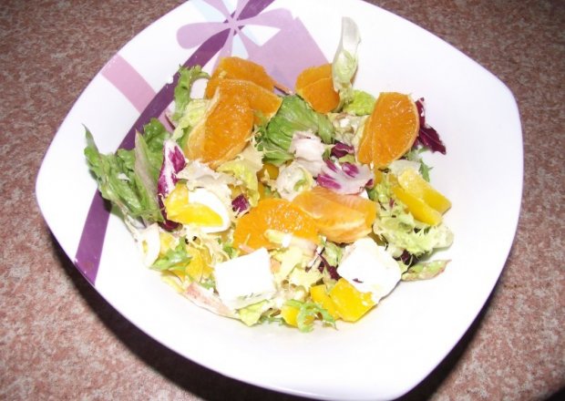 Fotografia przedstawiająca Mix sałat z mandarynkami