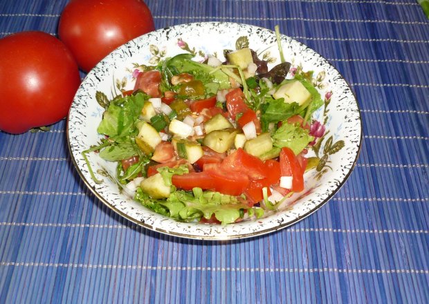 Fotografia przedstawiająca Mix sałat z pomidorem i ogórkiem małosolnym