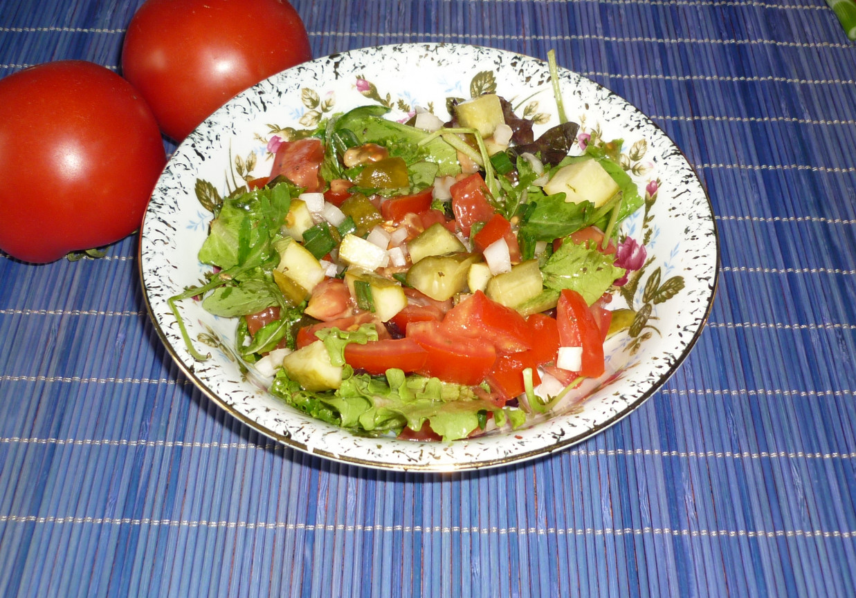 Mix sałat z pomidorem i ogórkiem małosolnym foto