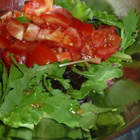 Krok 2 - Mix sałat z pomidorem i ogórkiem małosolnym foto