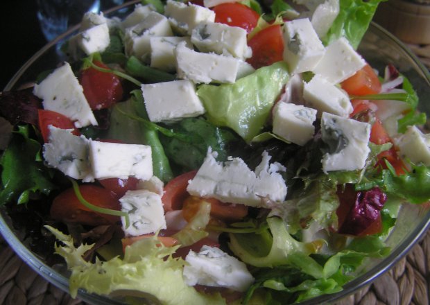 Fotografia przedstawiająca Mix sałat z pomidorkami cherry i niebieskim serem pleśniowym