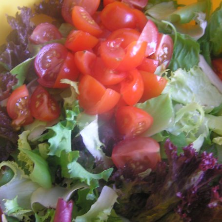 Krok 2 - Mix sałat z pomidorkami cherry i niebieskim serem pleśniowym foto