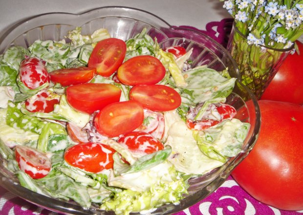 Fotografia przedstawiająca Mix sałat z pomidorkami i szpinakiem