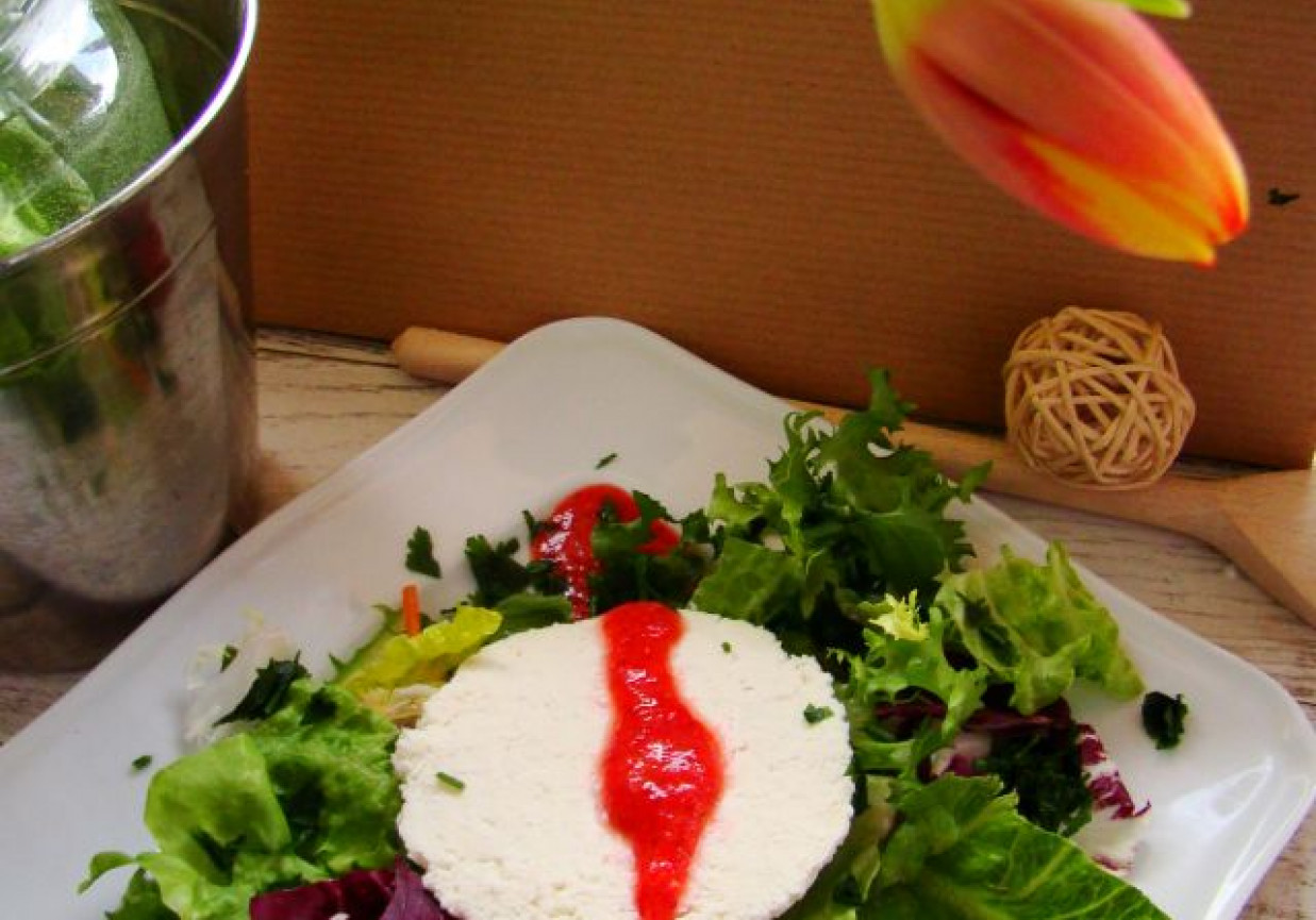 Mix sałat z sosem miodowo-truskawkowym foto