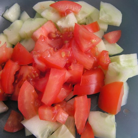 Krok 1 - Mix sałat z suszonymi pomidorami i serem solankowym. foto