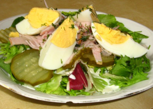 Fotografia przedstawiająca Mix sałat z szynką i jajkiem