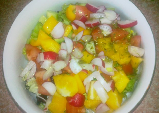 Fotografia przedstawiająca Mix warzywny z sosem greckim