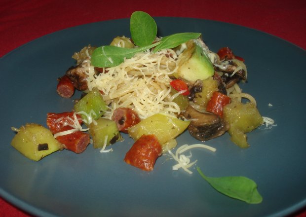 Fotografia przedstawiająca Mix z patelni - makron spagetti z kabanosem i warzywami z żółtym serem zaserwowany