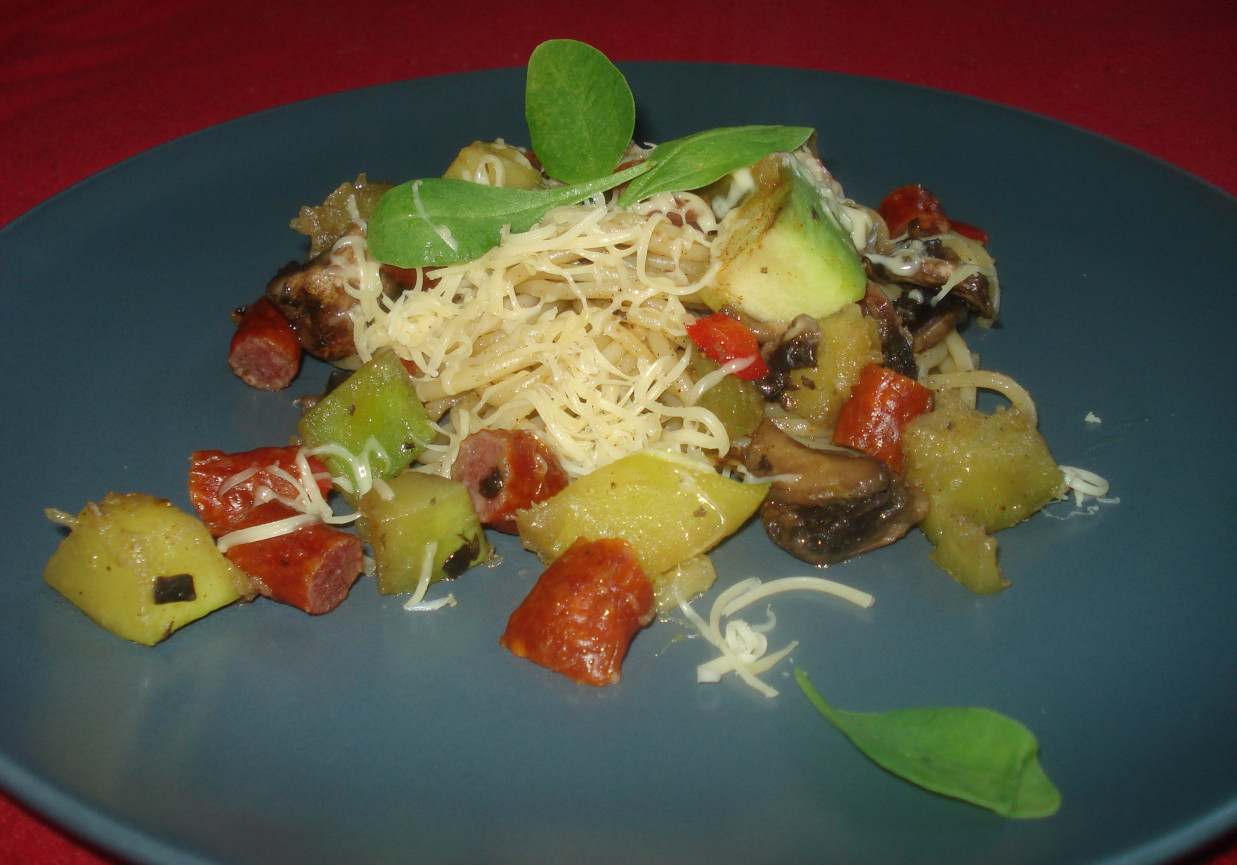 Mix z patelni - makron spagetti z kabanosem i warzywami z żółtym serem zaserwowany foto