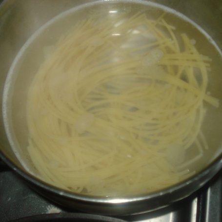 Krok 4 - Mix z patelni - makron spagetti z kabanosem i warzywami z żółtym serem zaserwowany foto