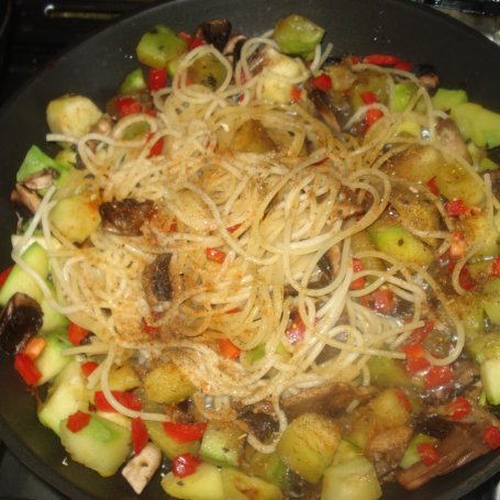Krok 5 - Mix z patelni - makron spagetti z kabanosem i warzywami z żółtym serem zaserwowany foto