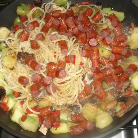 Krok 6 - Mix z patelni - makron spagetti z kabanosem i warzywami z żółtym serem zaserwowany foto