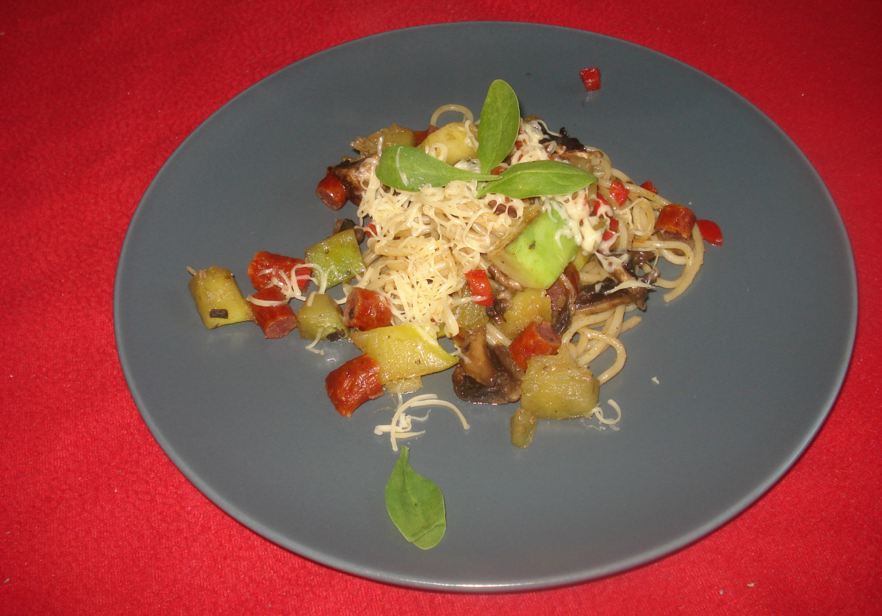 Mix z patelni - makron spagetti z kabanosem i warzywami z żółtym serem zaserwowany foto
