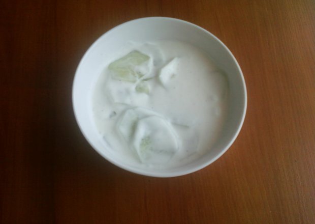 Fotografia przedstawiająca Mizeria z jogurtem i kefirem
