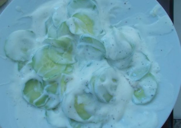 Fotografia przedstawiająca Mizeria z jogurtem i przyprawami