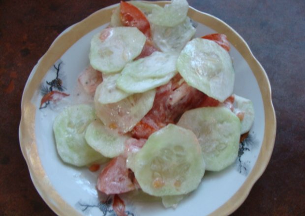 Fotografia przedstawiająca Mizeria z ogórków i pomidorów