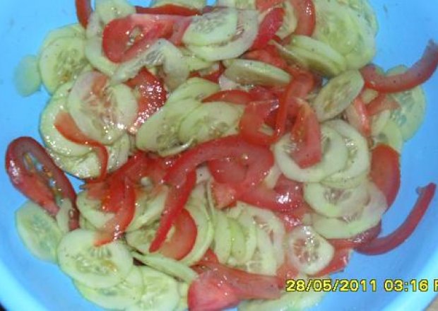 Fotografia przedstawiająca Mizeria z ogórków i pomidorów